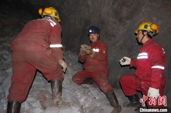 圖為甘肅嘉峪關(guān)酒鋼集團(tuán)鏡鐵山礦工作人員謝生瑞在井下作業(yè)。(資料圖)受訪者供圖