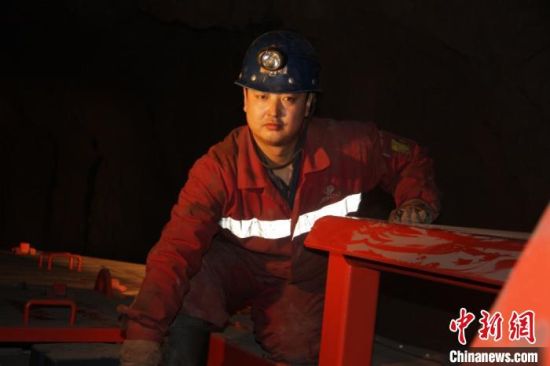 鏡鐵山礦位于祁連山南山山脈中段，是一個(gè)高海拔、高山型井下礦山，空氣稀薄，自然條件惡劣。圖為謝生瑞在礦區(qū)。(資料圖)受訪者供圖